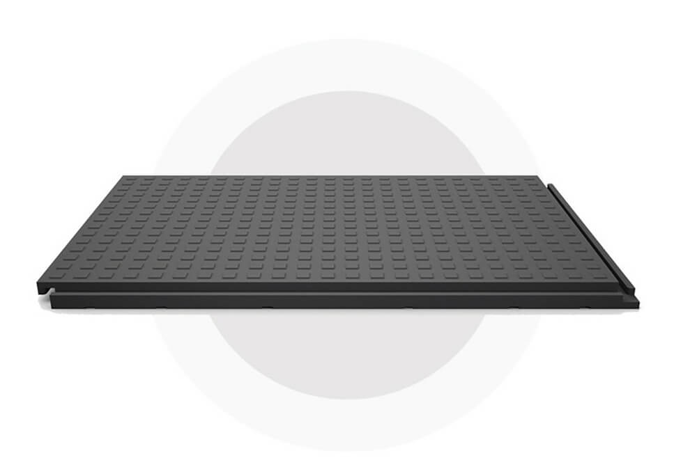 Czarna, gładka płyta z wypukłymi kwadratami, leżąca na białym tle.