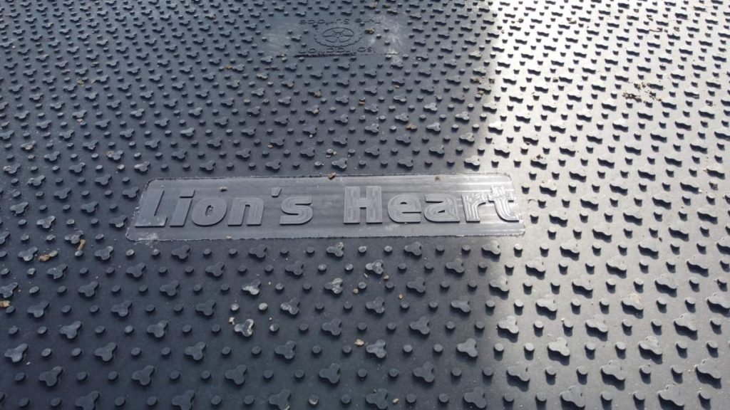 Na obrazie widoczna jest gumowa matka z nazwą Lion's Heart wytłoczoną na powierzchni w kształcie serc.